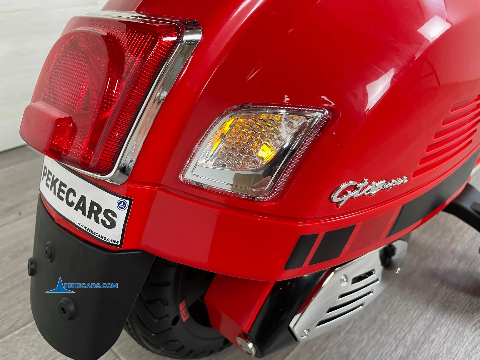Moto Vespa GTS-S 12V roja 3/4 luces traseras