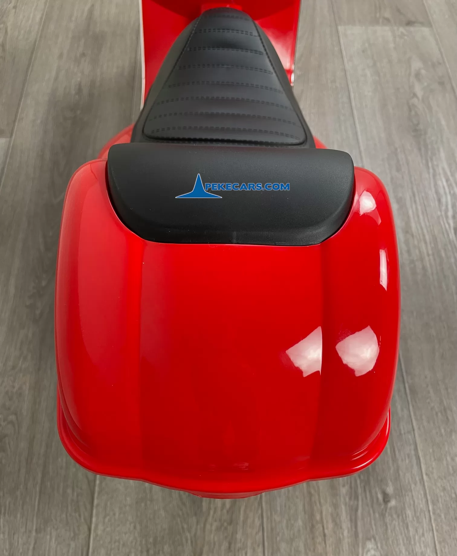 Moto Vespa GTS-S 12V roja 3/4 baul