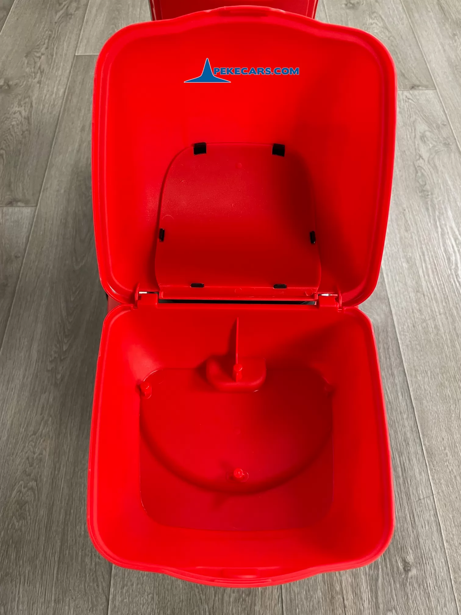 Moto Vespa GTS-S 12V roja 3/4 baul abierto