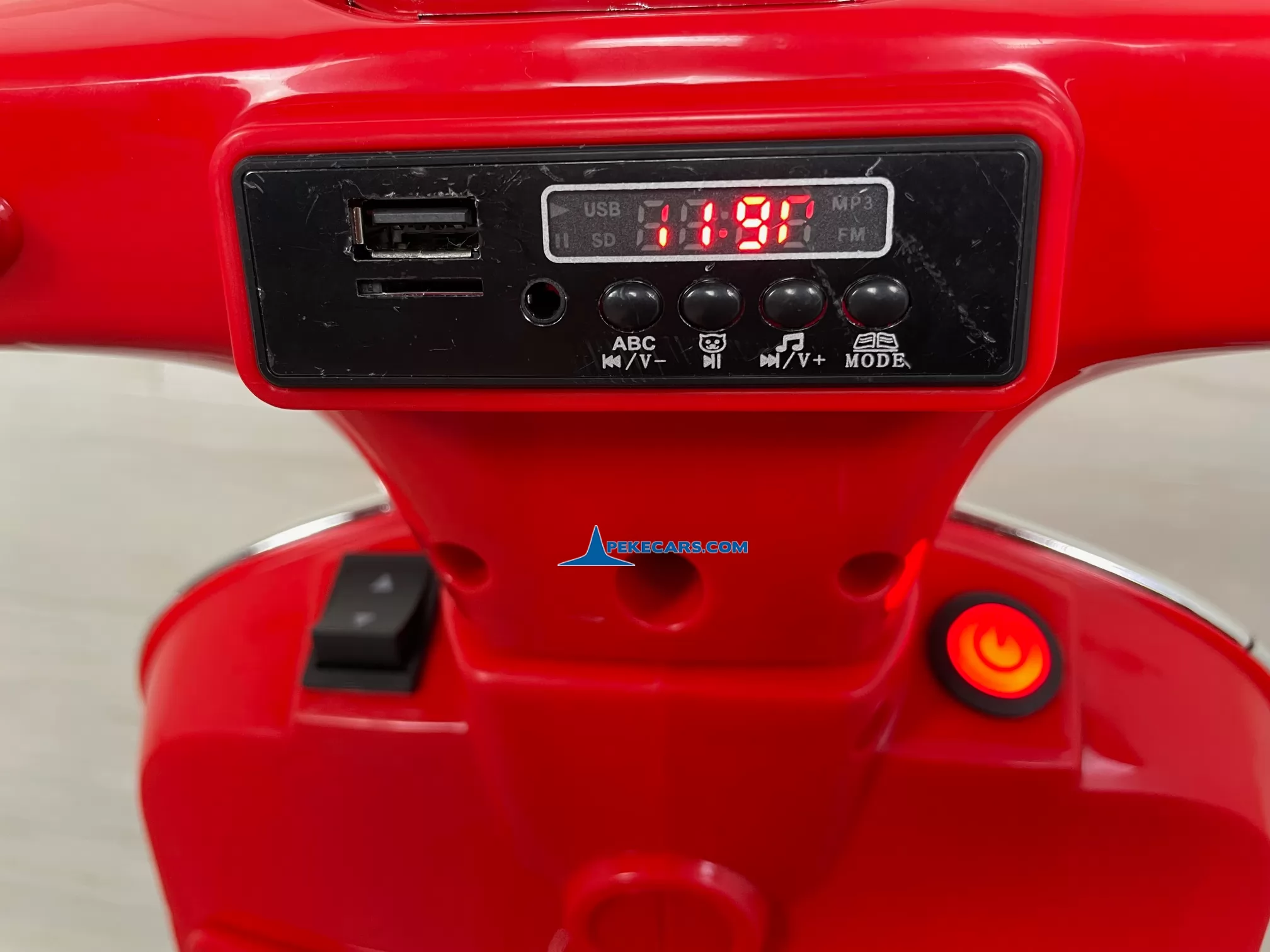 Moto Vespa GTS-S 12V roja 3/4 botonera