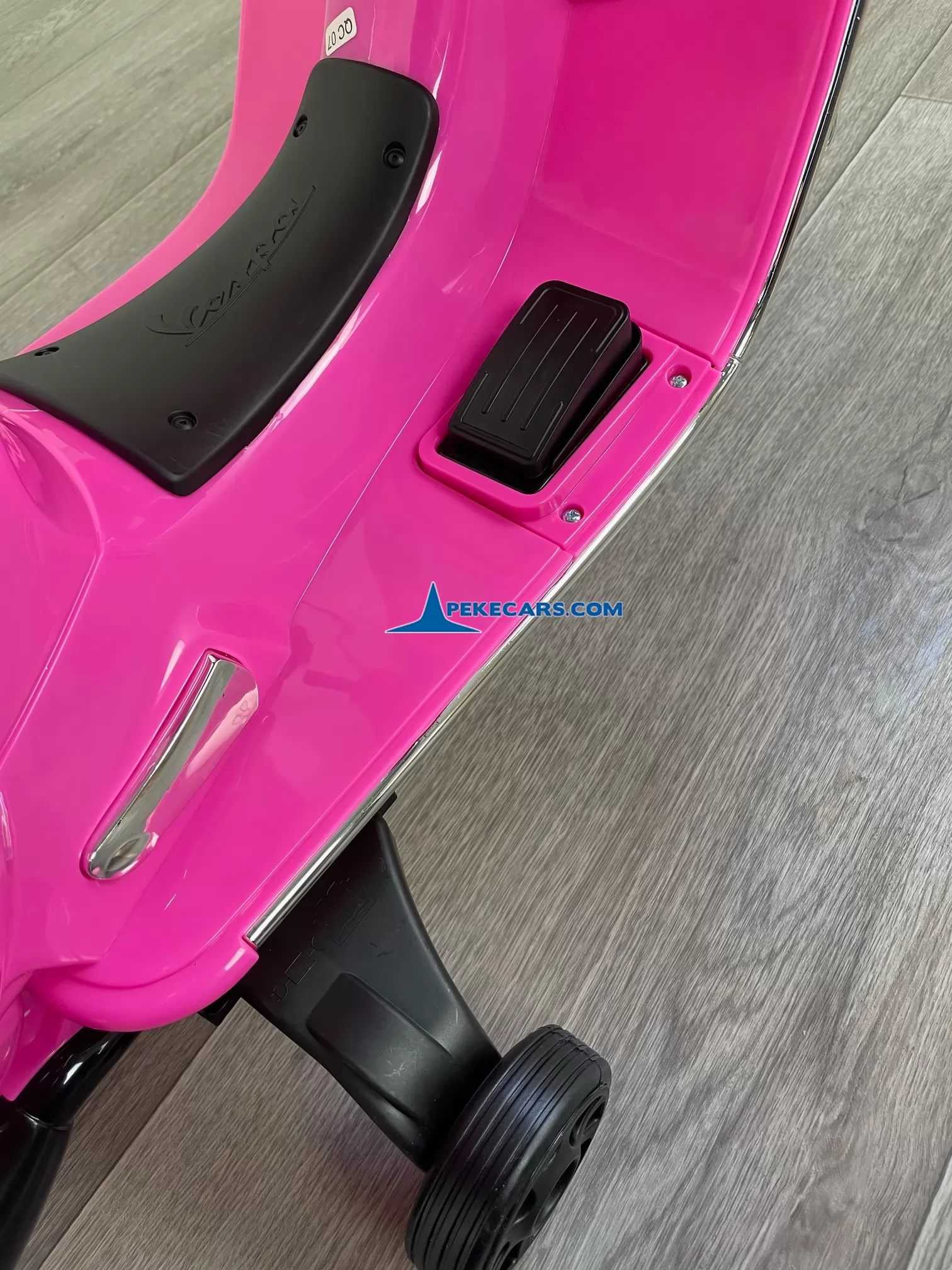 Moto Vespa GTS-S 12V rosa 3/4 acelerador