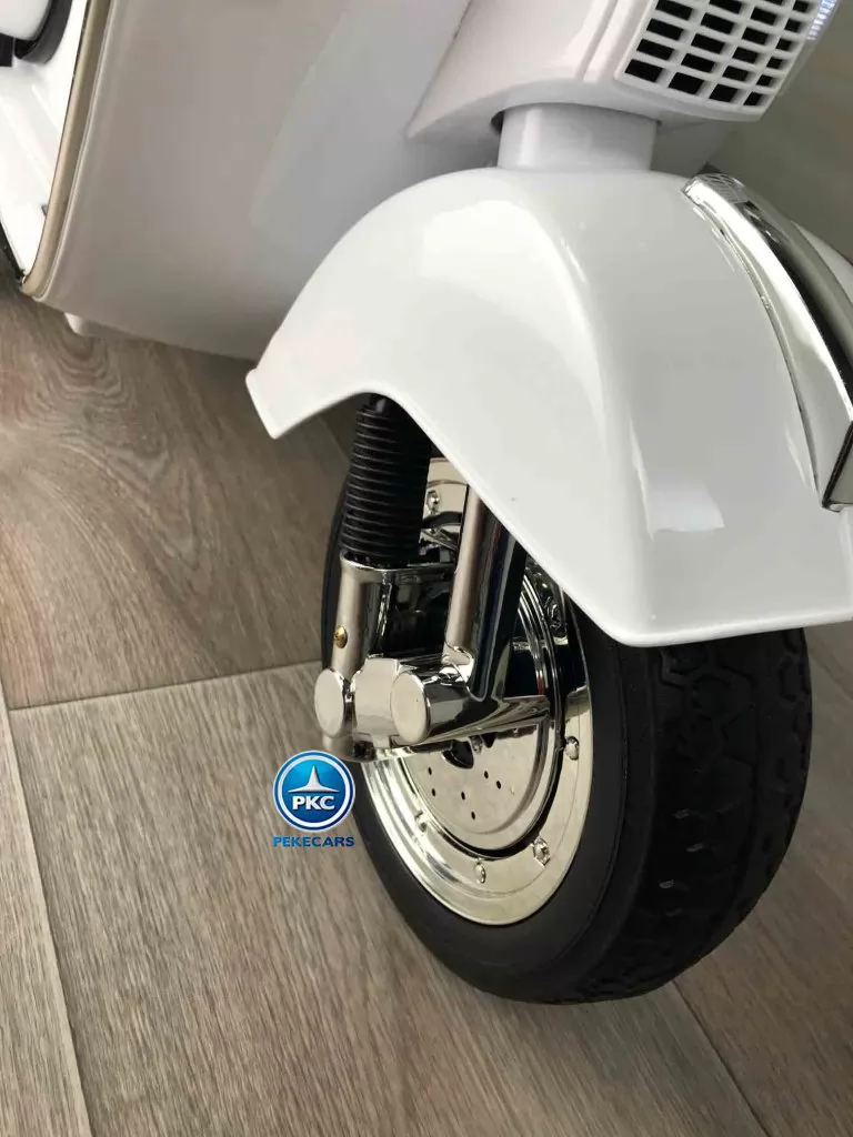 Moto electrica para niños Vespa Clasica Piaggio 12V Blanca vista rueda delantera
