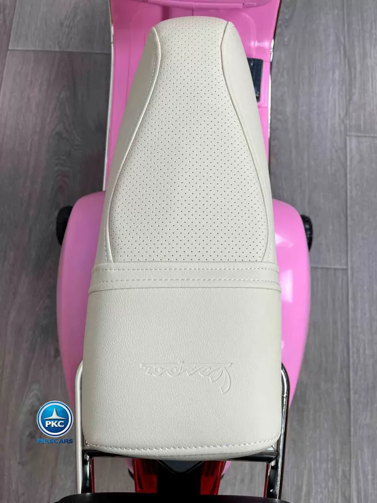 Moto electrica para niños Vespa Clasica Piaggio 12V Negra vista asiento color beige