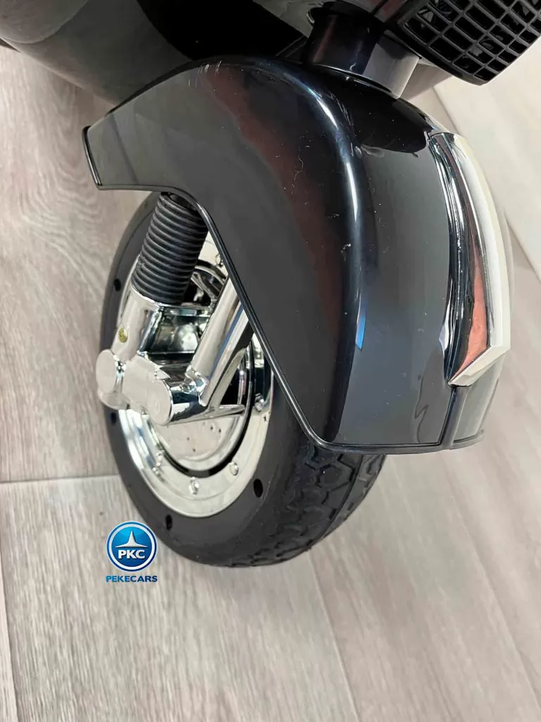 Moto electrica para niños Vespa Clasica Piaggio 12V Negra vista rueda delantera