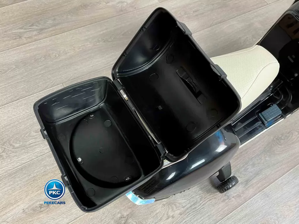 Moto electrica para niños Vespa Clasica Piaggio 12V Negra vista maletero