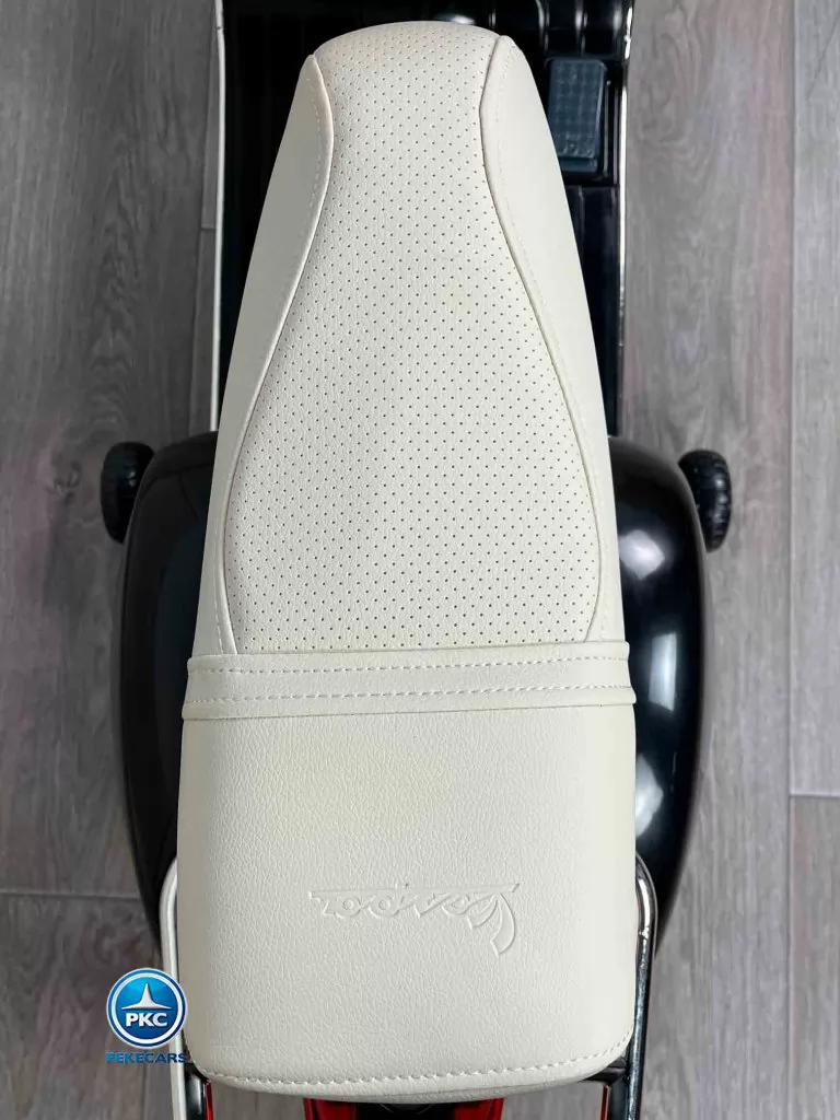 Moto electrica para niños Vespa Clasica Piaggio 12V Negra vista asiento beige