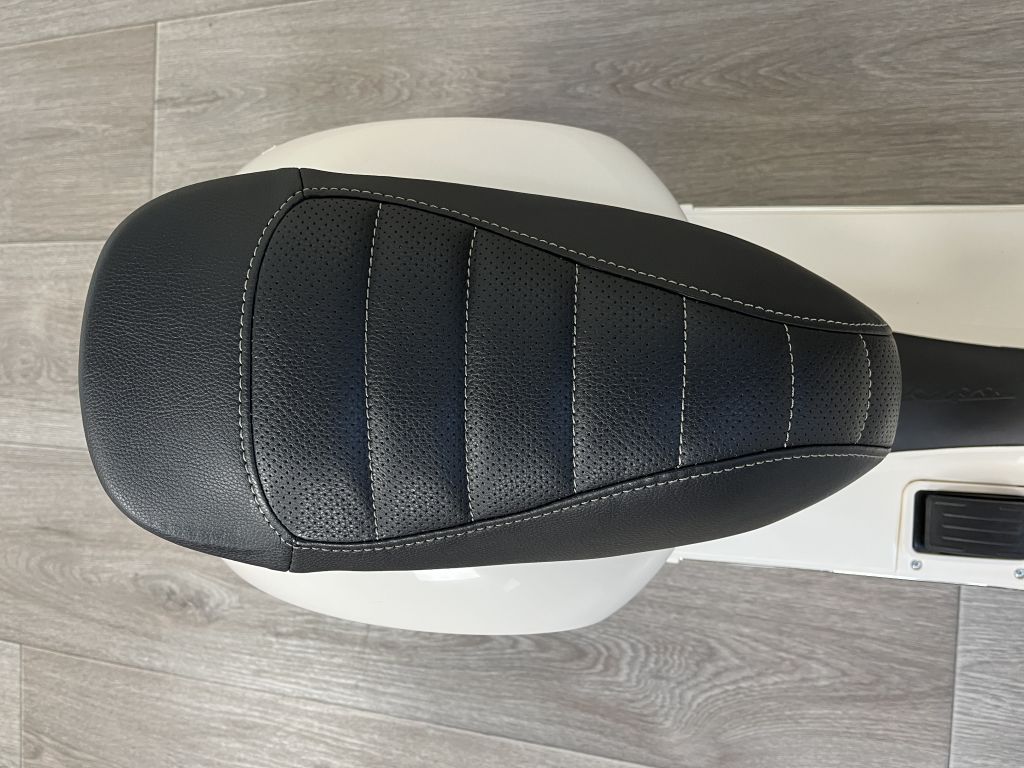Moto Vespa GTS-S 12V blanco asiento