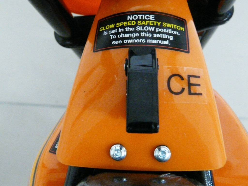Moto electrica para niños Pekecars 24V 250W Rosa interruptor de encendido