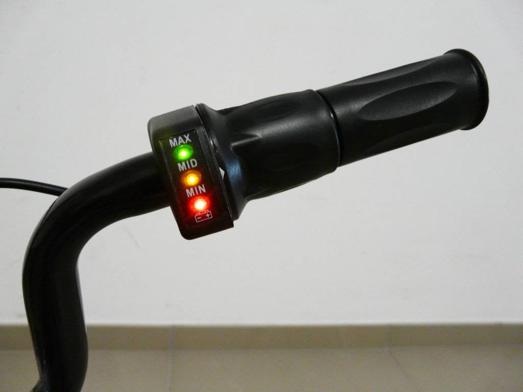 Moto electrica para niños Pekecars 24V 250W Rosa voltimetro