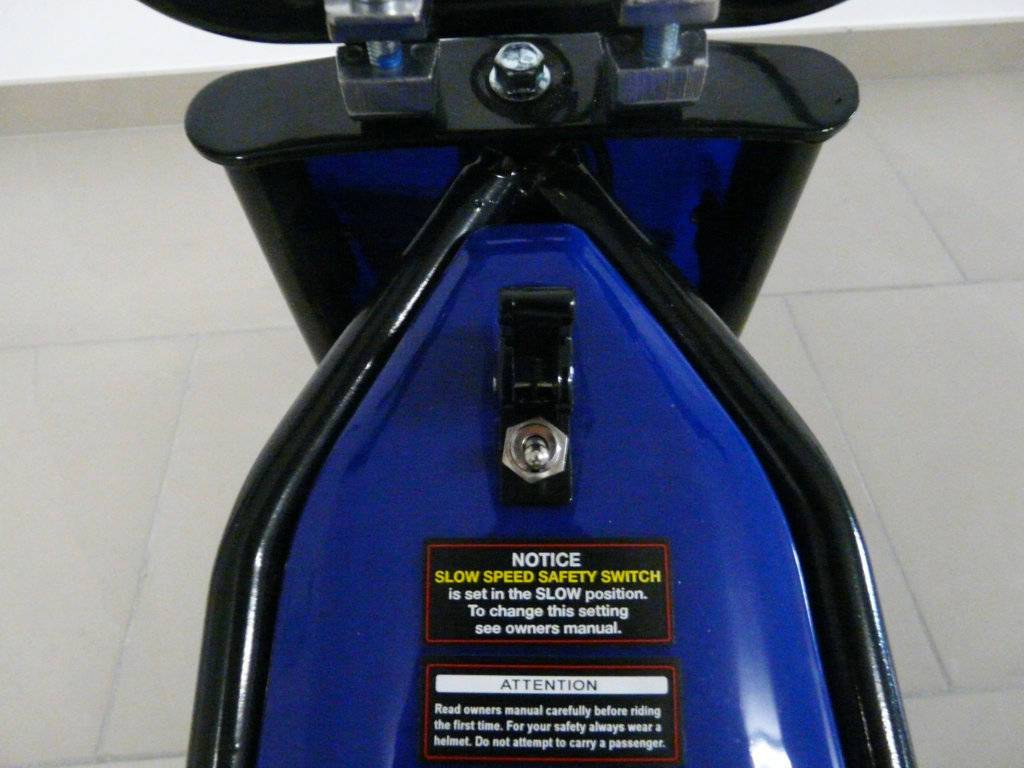 Moto electrica infantil Pekecars 24V 200W Azul interruptor de encendido