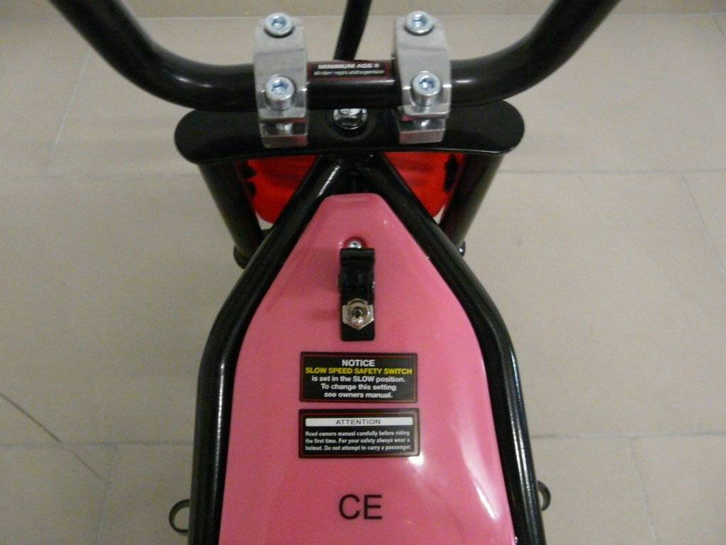 Moto electrica infantil Pekecars 24V 200W Rosa interruptor de encendido