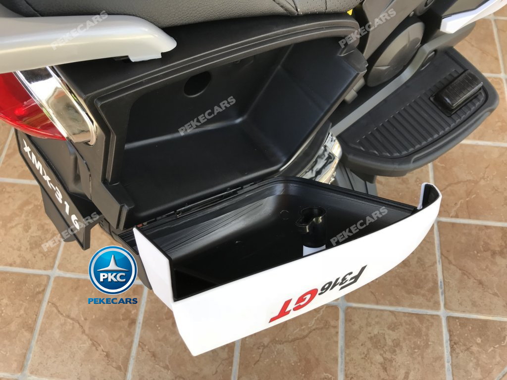 Moto BMW Style C 650 GT Blanca manillar