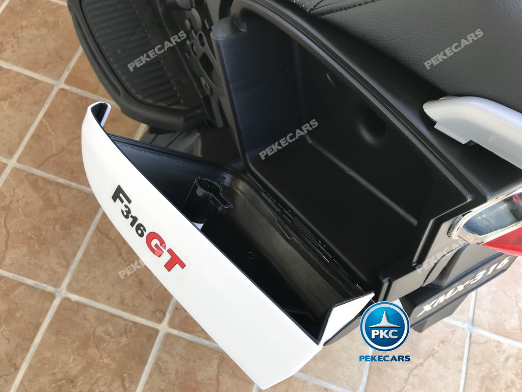 Moto BMW Style C 650 GT Blanca manillar