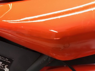 Moto ducati naranja desperfecto