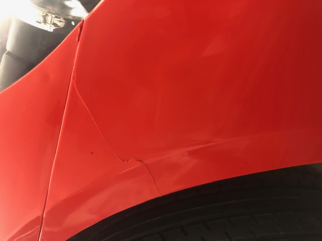 pequeño roto en parachoques delantero reparado con grapas de hierro y pequeño roto en la parte trasera reparado