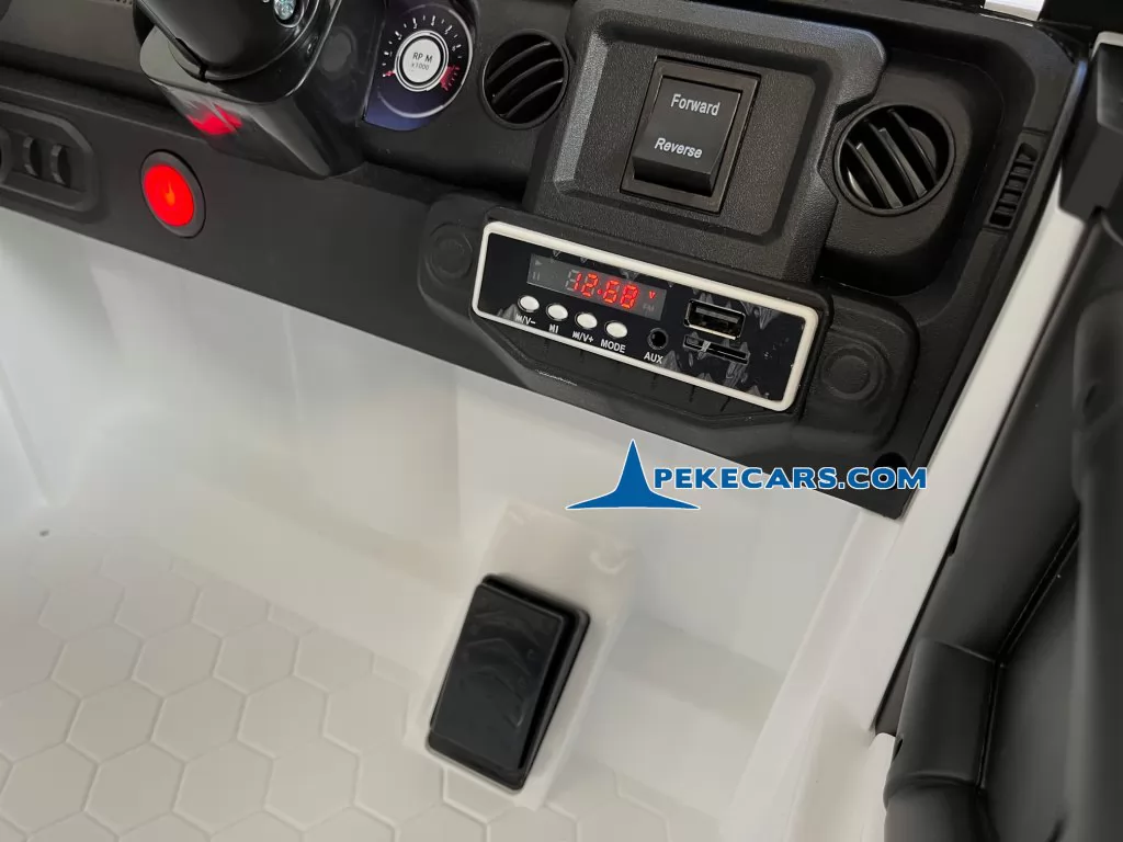 Jeep Mountain King 12V 2.4G Blanco
