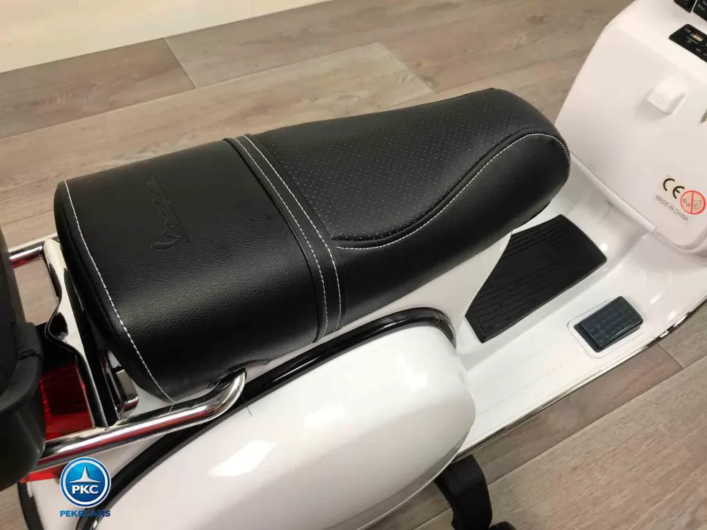 Moto electrica para niños Vespa Clasica Piaggio 12V Blanca vista asiento