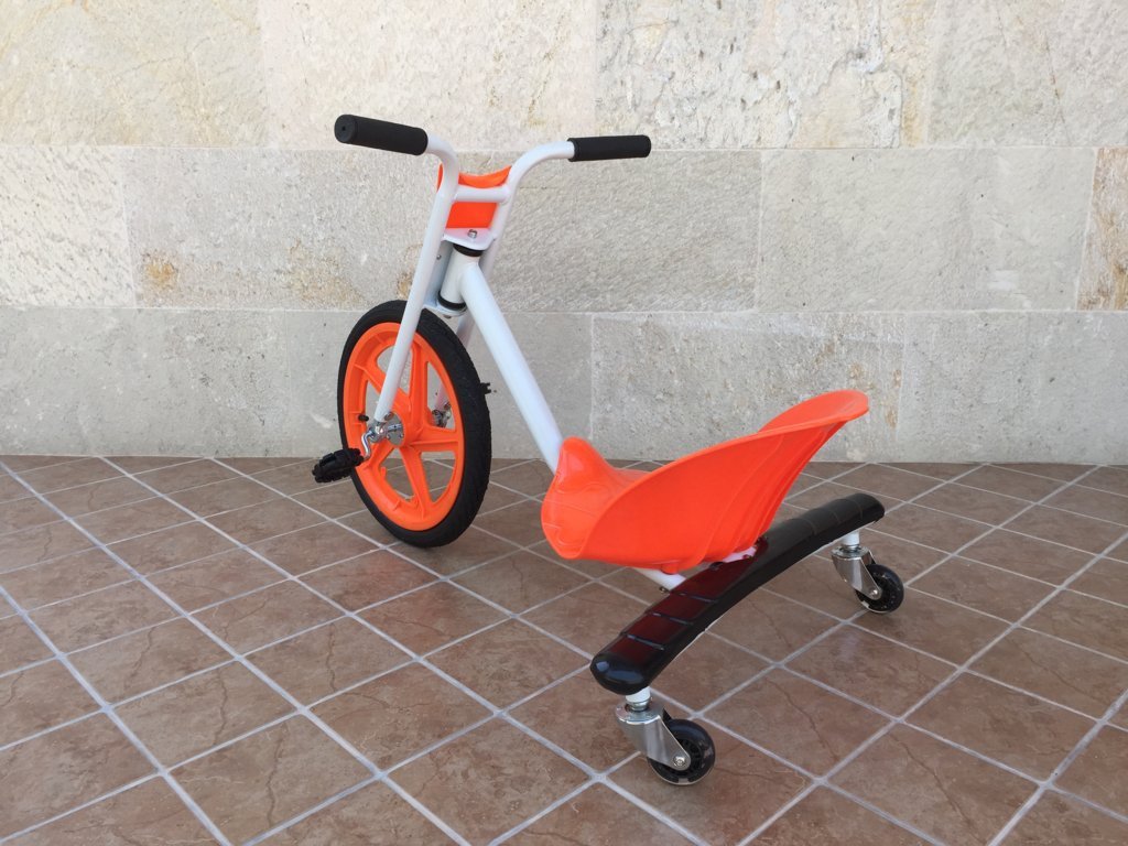Triciclo 360º Pekecars Naranja atras invertido