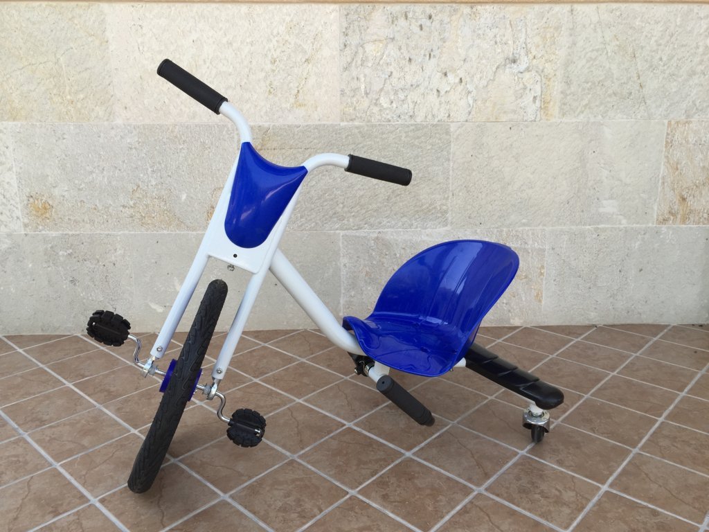Triciclo Pekecars 360º con Chispas Azul perspectiva
