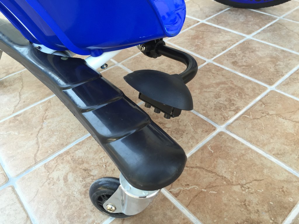 Triciclo Pekecars 360º con Chispas Azul detalle ruedines