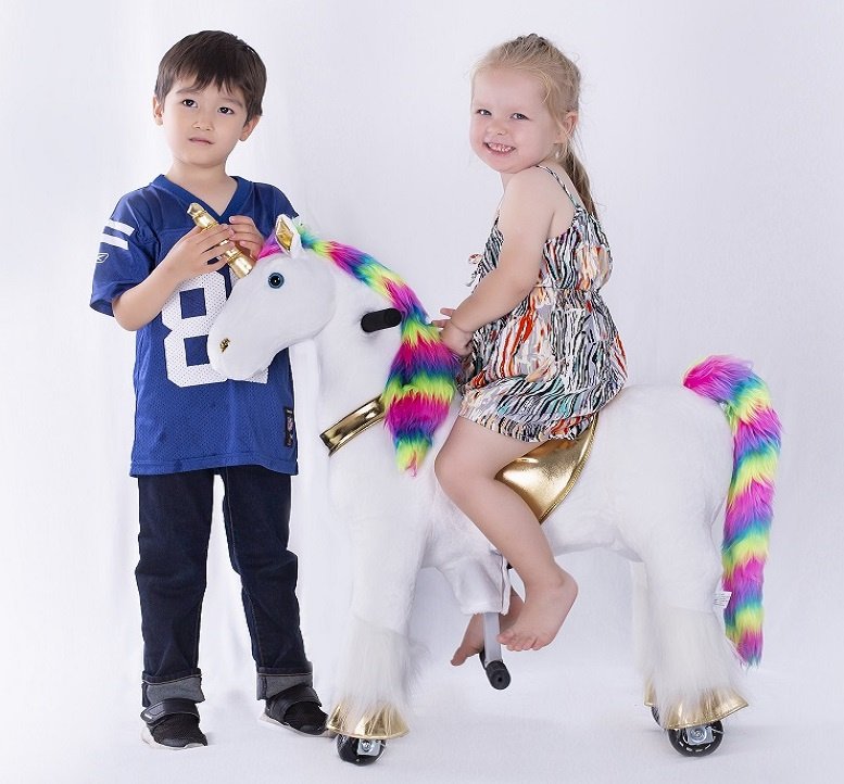 Pekepony Unicornio Bobbie Pequeño - con niña