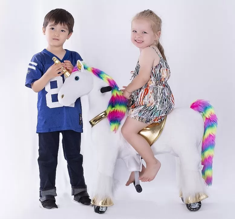 Pekepony Unicornio Bobbie Pequeño - con niña
