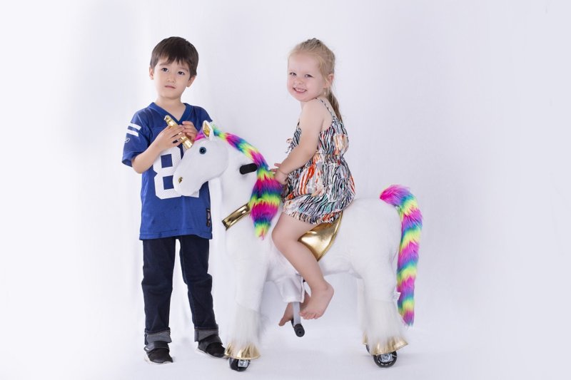 Pekepony Unicornio Jessica Mediano - con niña