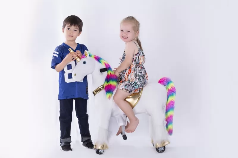 Pekepony Unicornio Jessica Mediano - con niña