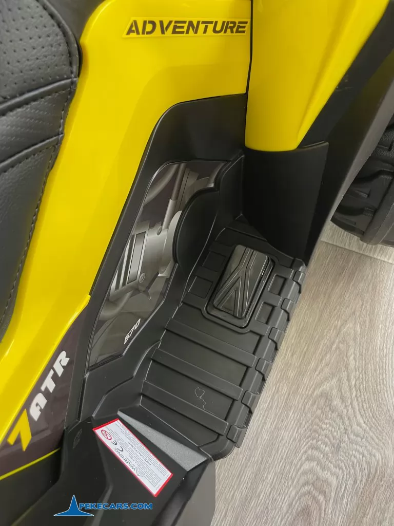 Quad Eléctrico ATR 12V 2.4G Amarillo reposapies