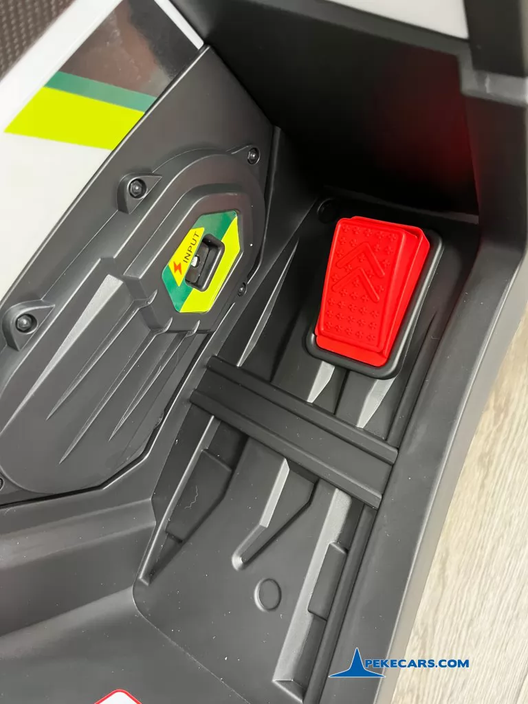 Quad Eléctrico Desert 12V 2.4G Blanco interior