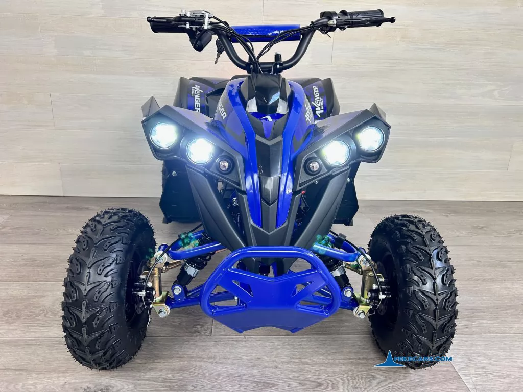 Quad Avenger 48V 1000W Azul frente luces encendidas