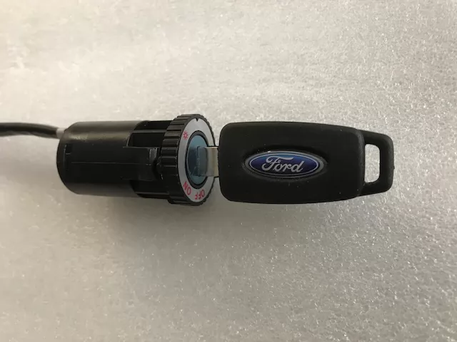 Bombin y llave de ford para coche eléctrico para niños