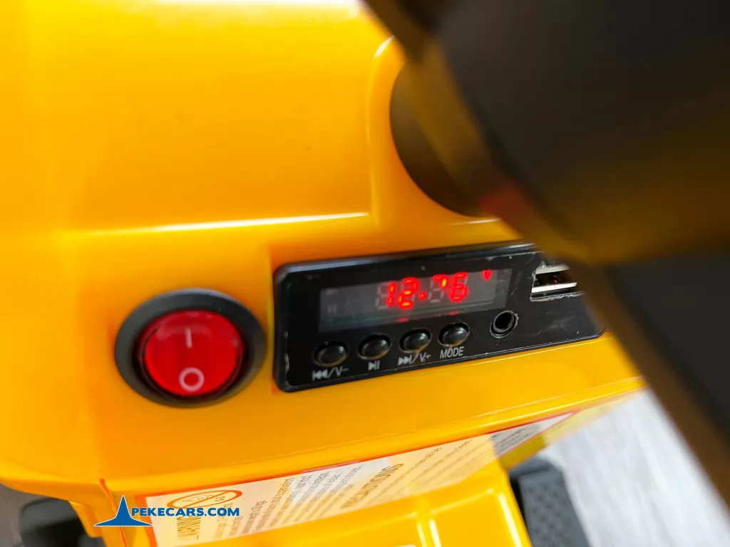 Tractor Electrico Peketrac 3100 12V 2.4G Amarillo panel control