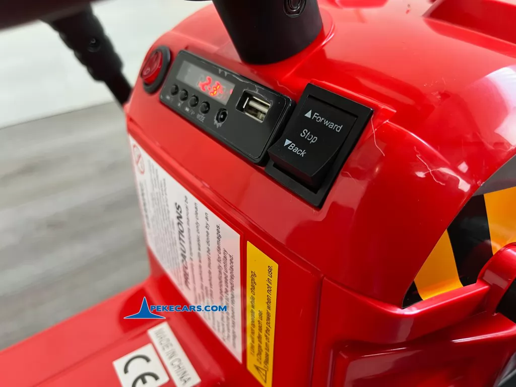 Tractor Electrico Peketrac 3100 12V 2.4G Rojo detalle botonera
