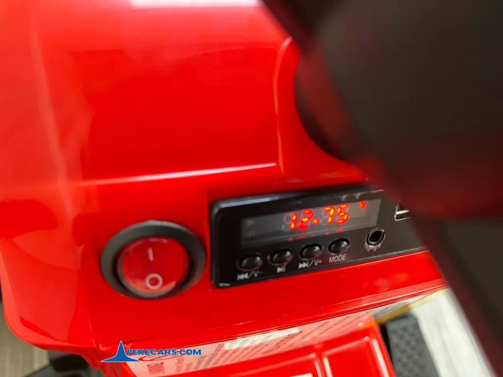 Tractor Electrico Peketrac 3100 12V 2.4G Rojo panel de control
