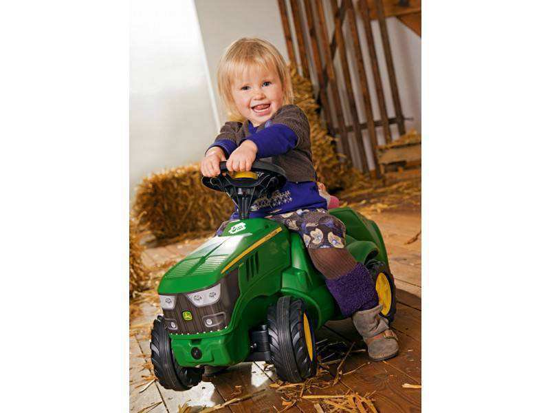 Imagen niña disfrutando con su mini tractor John Deere 6150 R