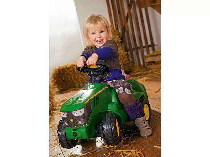 Imagen niña disfrutando con su mini tractor John Deere 6150 R
