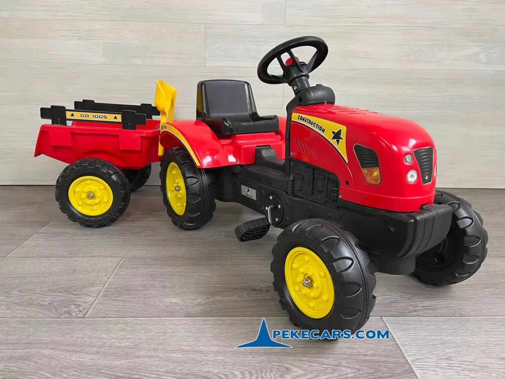 Tractor a pedales con tractor rojo