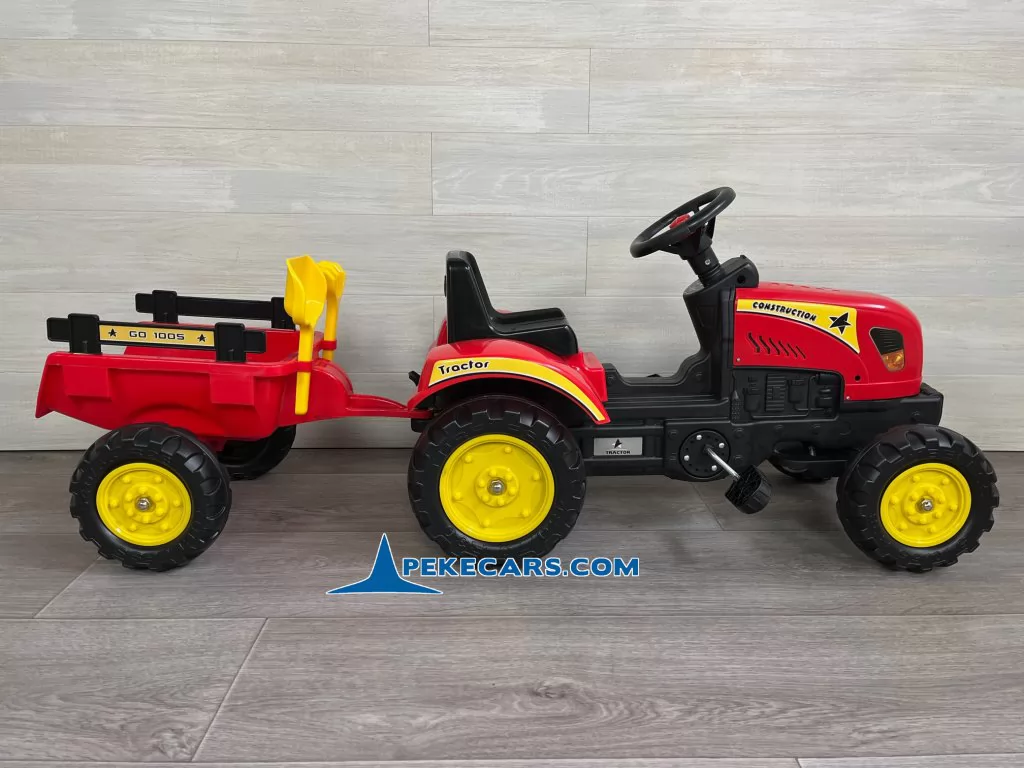 Tractor a pedales con tractor rojo