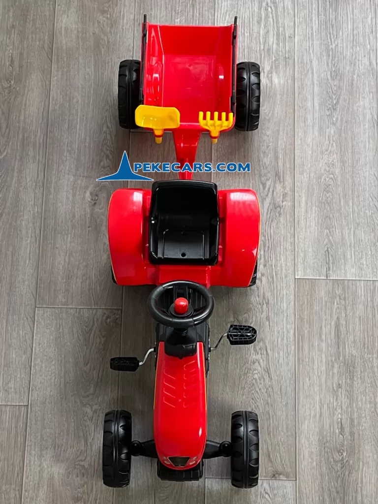 Tractor a pedales con tractor rojo