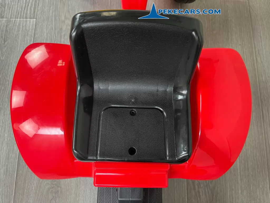 Tractor a pedales con tractor rojo