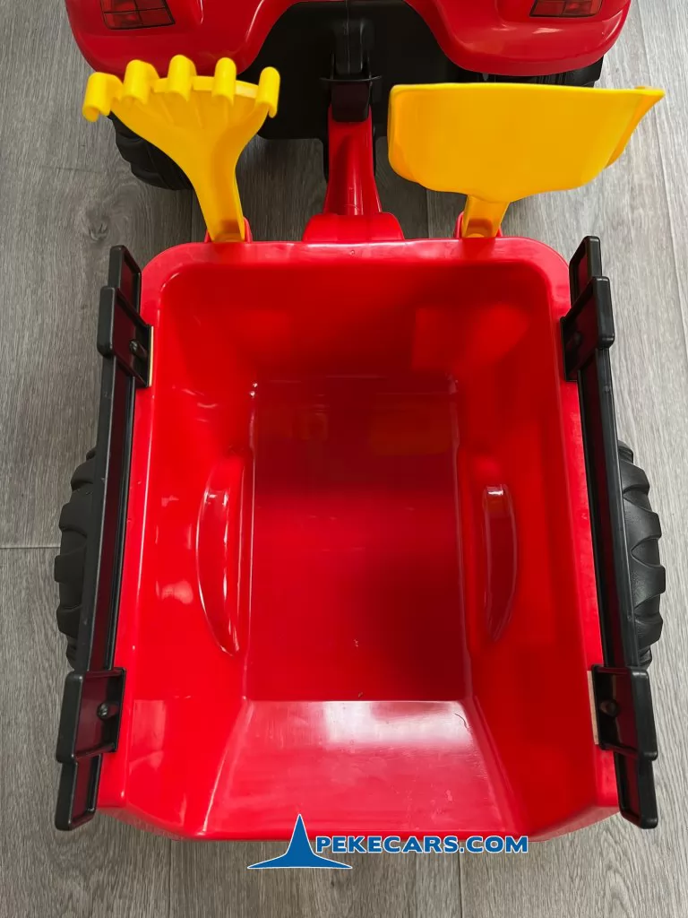 Tractor a pedales con tractor rojo