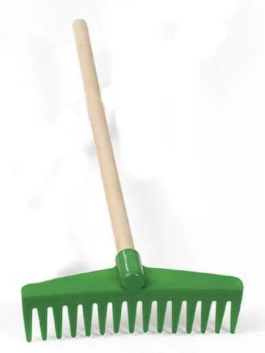 Rastrillo de madera verde