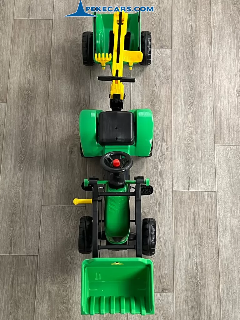 Tractor a pedales con pala delantera, remolque y retroexcavadora verde desde arriba