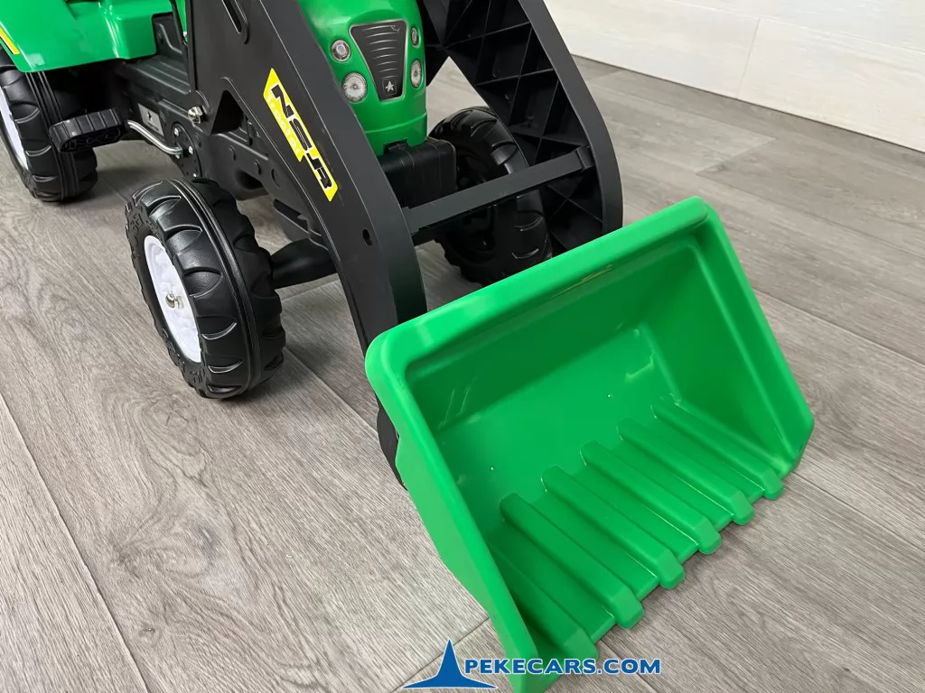 Tractor a pedales con pala delantera, remolque y retroexcavadora verde vista de la pala