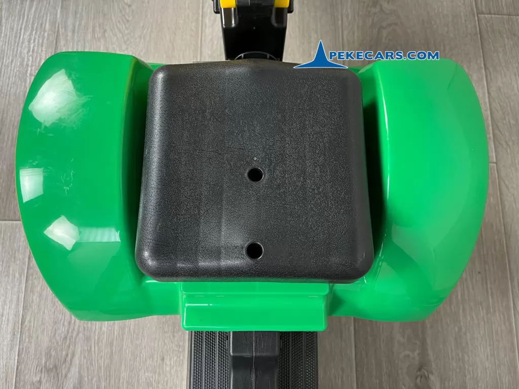 Tractor a pedales con pala delantera, remolque y retroexcavadora verde asiento