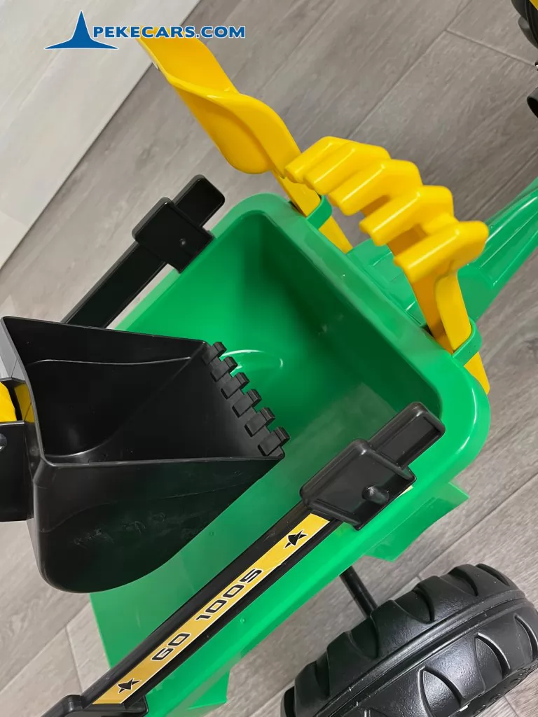 Tractor a pedales para niños con pala delantera, remolque y retroexcavadora verde