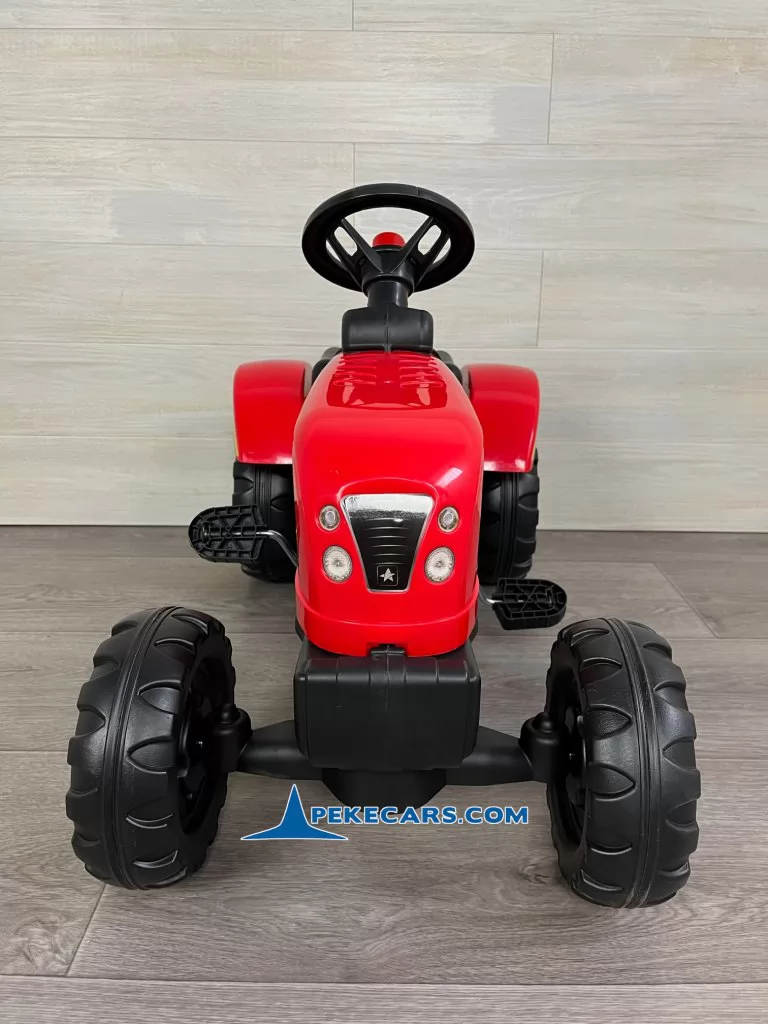 Tractor a pedales para niños rojo con remolque y retroexcavadora vista frontal