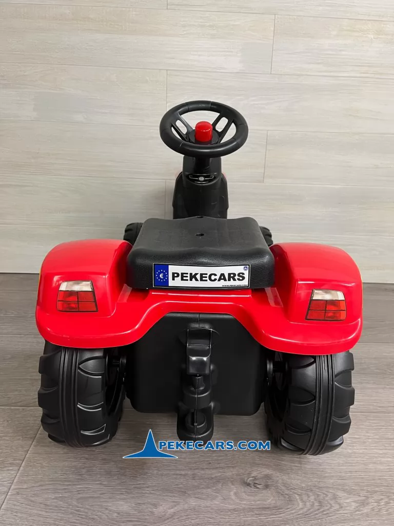 Tractor a pedales para niños rojo con remolque y retroexcavadora vista trasera
