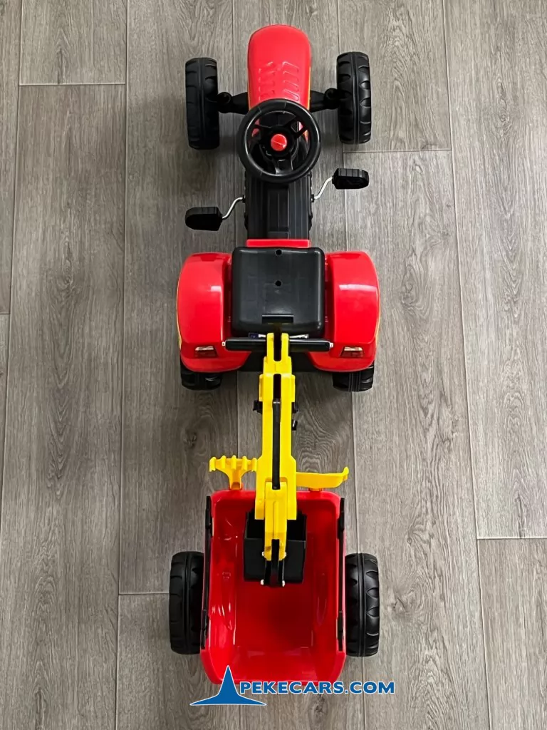 Tractor a pedales infantil rojo con remolque y retroexcavadora vista aerea